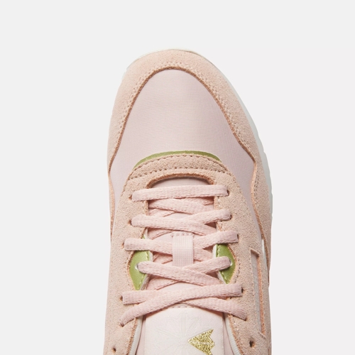 Light store pink reeboks